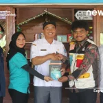 Penyerahan hibah buku oleh tim KKN Dahlan Muda UAD di kawasan Taman Nasional Siberut