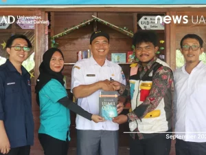 Penyerahan hibah buku oleh tim KKN Dahlan Muda UAD di kawasan Taman Nasional Siberut