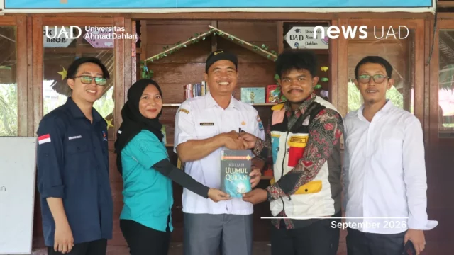 Penyerahan hibah buku oleh tim KKN Dahlan Muda UAD di kawasan Taman Nasional Siberut