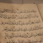 Ilustrasi naskah tulisan tangan beraksara Arab yang terbuka.
