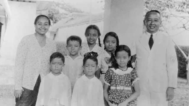 Hoesein Djajadiningrat bersama keluarganya, murid pribumi Snouck Hurgronje yang kemudian duduk di Raad van Indie