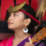 Ilustrasi seorang perempuan berbusana adat memainkan alat musik berdawai