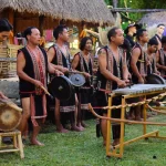Ilustrasi kelompok musik tradisional menabuh gendang dan gong di panggung terbuka