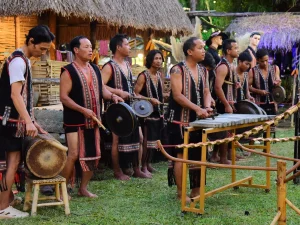 Ilustrasi kelompok musik tradisional menabuh gendang dan gong di panggung terbuka
