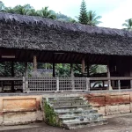 Bale panjang beratap ijuk dan dinding bata di Desa Tenganan, Karangasem, Bali