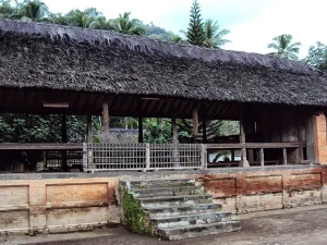 Bale panjang beratap ijuk dan dinding bata di Desa Tenganan, Karangasem, Bali