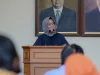 Guru Besar FKG UGM Prof. Ika Dewi Ana berbicara di podium di hadapan hadirin