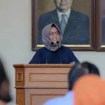 Guru Besar FKG UGM Prof. Ika Dewi Ana berbicara di podium di hadapan hadirin