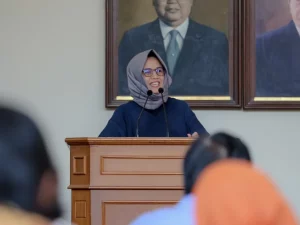 Guru Besar FKG UGM Prof. Ika Dewi Ana berbicara di podium di hadapan hadirin