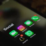 Layar ponsel menampilkan deretan ikon aplikasi media sosial dari jarak dekat