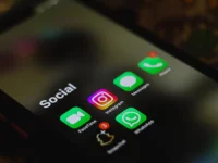Layar ponsel menampilkan deretan ikon aplikasi media sosial dari jarak dekat