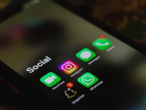 Layar ponsel menampilkan deretan ikon aplikasi media sosial dari jarak dekat