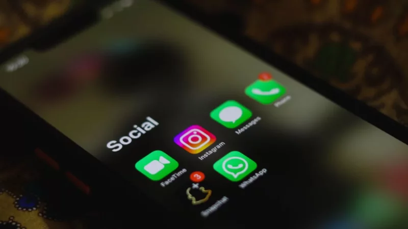 Layar ponsel menampilkan deretan ikon aplikasi media sosial dari jarak dekat