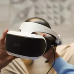 Ilustrasi tangan memegang headset virtual reality