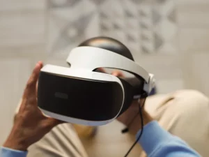 Ilustrasi tangan memegang headset virtual reality