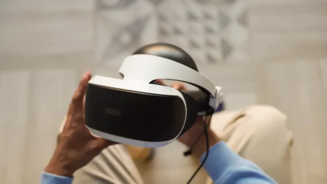 Ilustrasi tangan memegang headset virtual reality