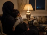 Ilustrasi ibu berabaya gelap memeluk balita di sofa ruang tamu pada malam hari