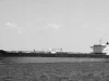 Ilustrasi sebuah kapal tanker minyak berukuran besar melintasi perairan laut lepas