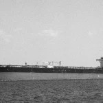 Ilustrasi sebuah kapal tanker minyak berukuran besar melintasi perairan laut lepas
