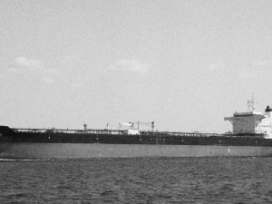 Ilustrasi sebuah kapal tanker minyak berukuran besar melintasi perairan laut lepas