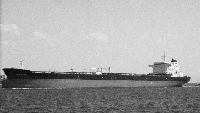 Ilustrasi sebuah kapal tanker minyak berukuran besar melintasi perairan laut lepas