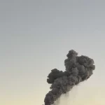Ilustrasi kolom abu yang menyembur dari puncak gunung api saat erupsi