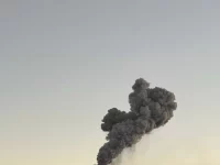Ilustrasi kolom abu yang menyembur dari puncak gunung api saat erupsi