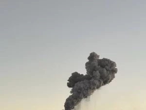 Ilustrasi kolom abu yang menyembur dari puncak gunung api saat erupsi