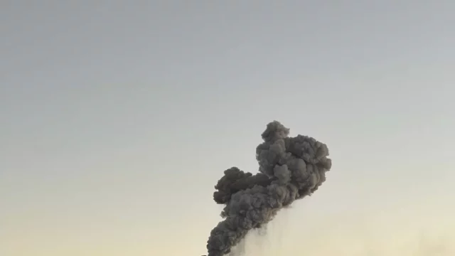 Ilustrasi kolom abu yang menyembur dari puncak gunung api saat erupsi