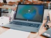 Ilustrasi laptop di meja ruang kelas untuk pembelajaran kredensial mikro