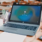 Ilustrasi laptop di meja ruang kelas untuk pembelajaran kredensial mikro
