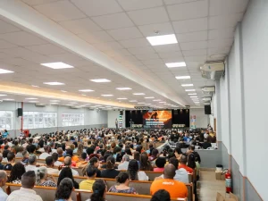 Ilustrasi peserta memenuhi ruang auditorium pada sebuah kuliah umum kampus