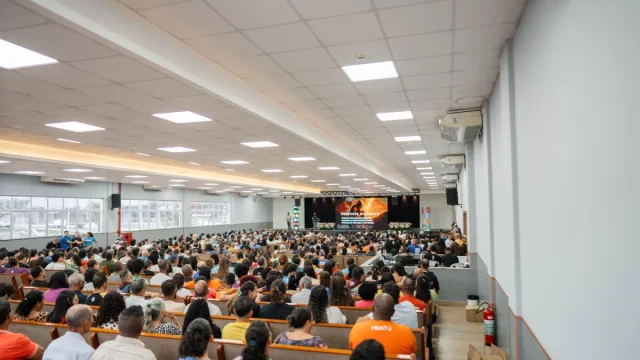 Ilustrasi peserta memenuhi ruang auditorium pada sebuah kuliah umum kampus