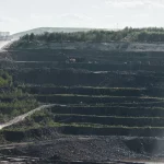 Pemandangan udara lahan bekas tambang terbuka dengan lapisan tanah bertingkat