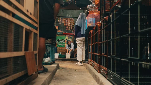 Ilustrasi suasana pasar tradisional dengan pedagang dan pembeli di Indonesia