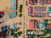 Ilustrasi permukiman padat terendam banjir dilihat dari udara