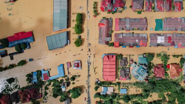 Ilustrasi permukiman padat terendam banjir dilihat dari udara