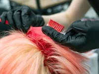 Ilustrasi proses pewarnaan rambut yang dibahas dosen IPB University