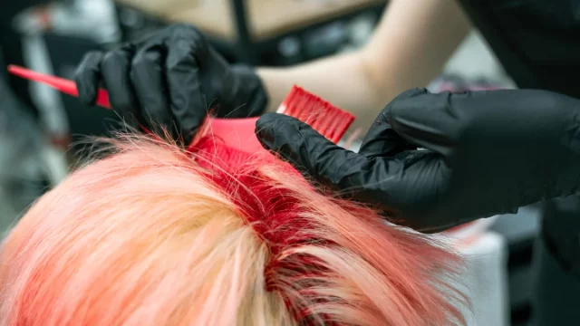 Ilustrasi proses pewarnaan rambut yang dibahas dosen IPB University