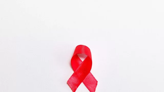Ilustrasi pita merah sebagai lambang kepedulian terhadap HIV dan AIDS
