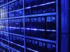 Ilustrasi deretan rak server dengan lampu indikator biru di sebuah pusat data