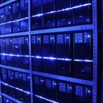 Ilustrasi deretan rak server dengan lampu indikator biru di sebuah pusat data