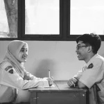 Ilustrasi dua pelajar berbincang di ruang kelas