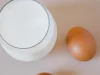 Ilustrasi segelas susu dan telur sebagai sumber protein hewani lengkap