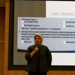 Dosen FH UNAIR Indira Retno Aryatie memaparkan materi perlindungan data pribadi dalam Simposium Hukum