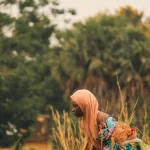 Ilustrasi petani memanen di ladang, pekerjaan yang di Gambia bersaing dengan perluasan industri