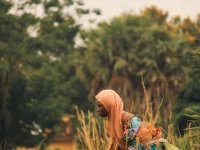 Ilustrasi petani memanen di ladang, pekerjaan yang di Gambia bersaing dengan perluasan industri