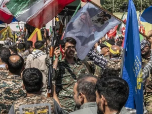 Pasukan Garda Revolusi Iran dalam parade militer di Teheran