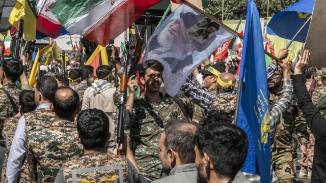 Pasukan Garda Revolusi Iran dalam parade militer di Teheran
