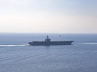 Kapal induk Angkatan Laut Amerika Serikat melintas di perairan Selat Hormuz